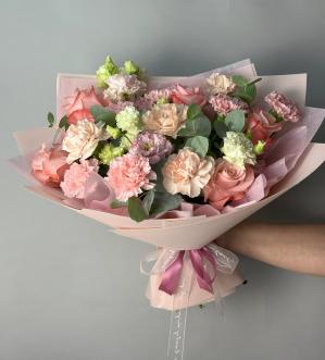 Букет из гвоздик и роз Мария-Антуанетта