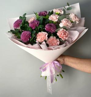 Букет из хризантем и гвоздик Ягодное суфле  большой