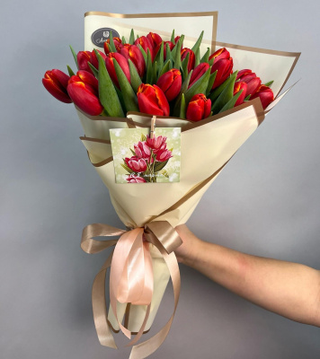 Букет 25 красных тюльпанов 