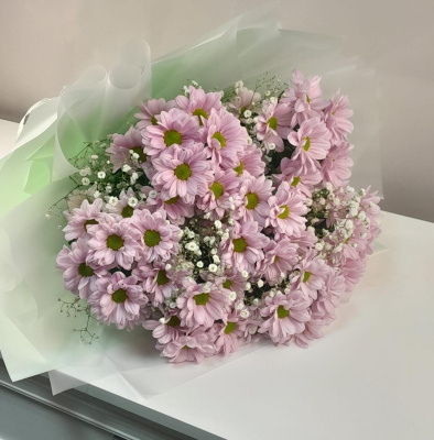Букет из розовых хризантем и гипсофилы с доставкой 
