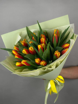 Букет 25 желто-красных тюльпанов 