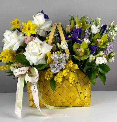 Корзина цветов Улыбнись весне Амелия