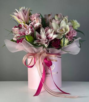 Букет в коробке с лилиями Шерше ля фам  