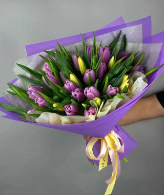 Букет 35 желтых и сиреневых тюльпанов 