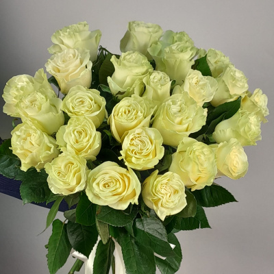 Розы белые 70 см
