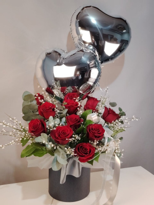 Букет из алых роз с шарами Аморе  
