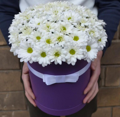 Букет белых хризантем в шляпной коробке