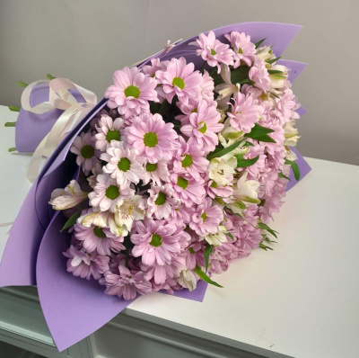 Букет из розовых хризантем альстромерий с доставкой 