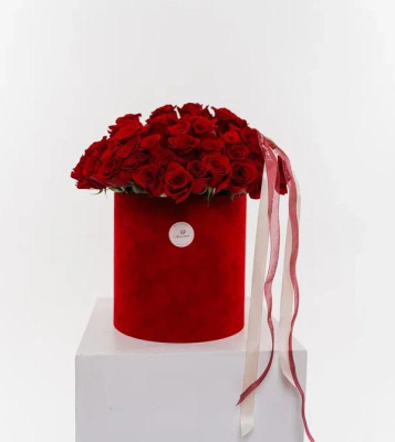 Подарочная коробка с алыми розами (размер S)