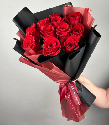 Букет из алых роз Красно-черное 
