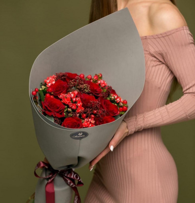 Букет с красными розами Фламенко 