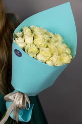 Моно букет с белыми розами 