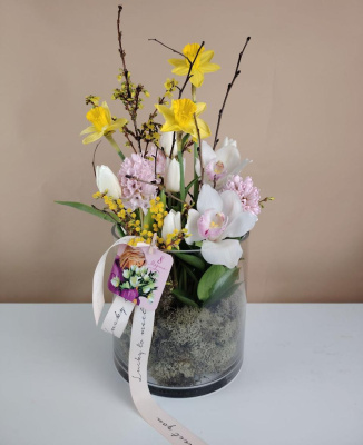 Композиция весенних цветов и орхидеи Для тебя  Амелия