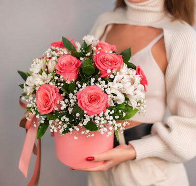 Букет из розовых роз в коробке  