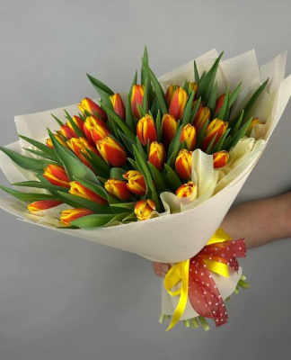 Букет 35 желто-красных тюльпанов 