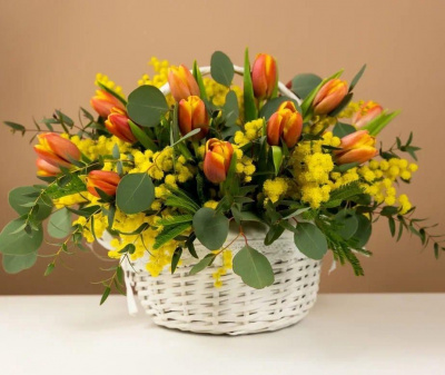 Корзина цветов с мимозой и тюльпанами Амелия