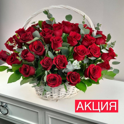 Корзина из 75 алых роз
