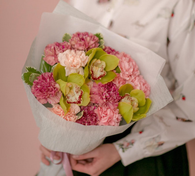 Букет из гвоздик и орхидей Бруснично-фисташковый мусс