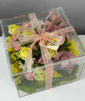 Подарочный бокс с орхидеями и тюльпанами  Амелия
