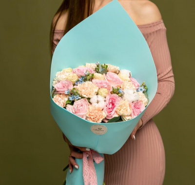 Букет с розами и гвоздиками Воздушный зефир 